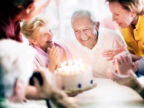 Hombre cumpliendo años