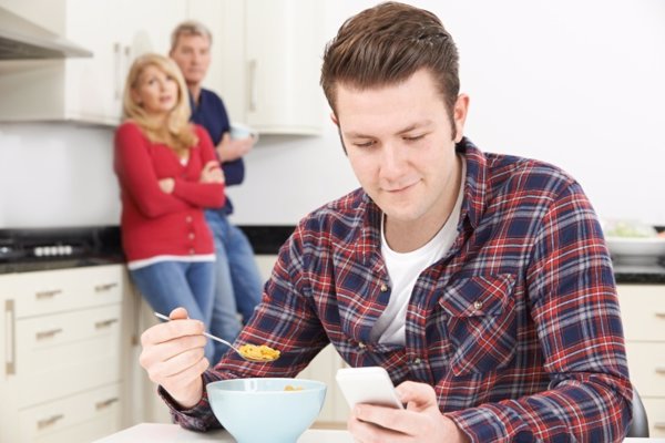 Hijo adulto en casa de sus padres