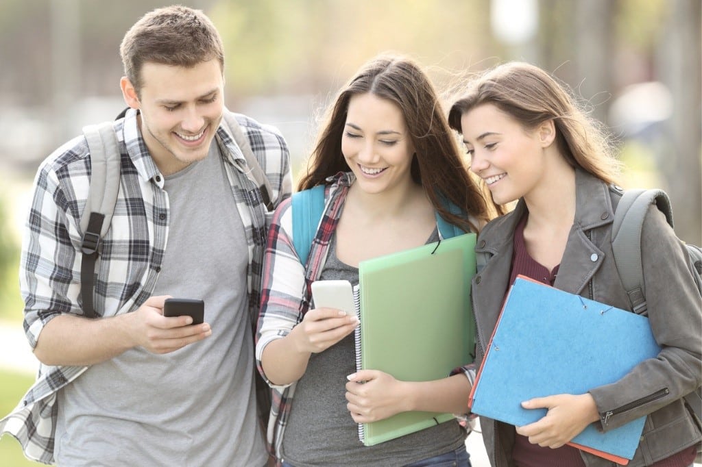 Los jóvenes pasan más horas conectados que en el centro escolar.