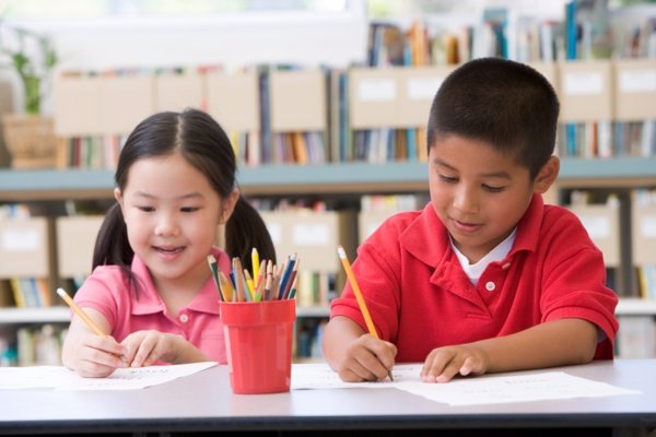 Niña y niño en clase