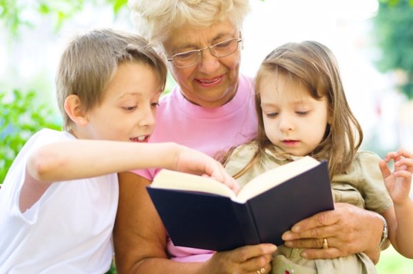 Abuela con sus nietos