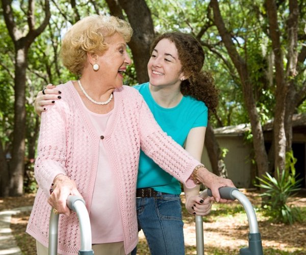 Chica joven ayudando a una anciana