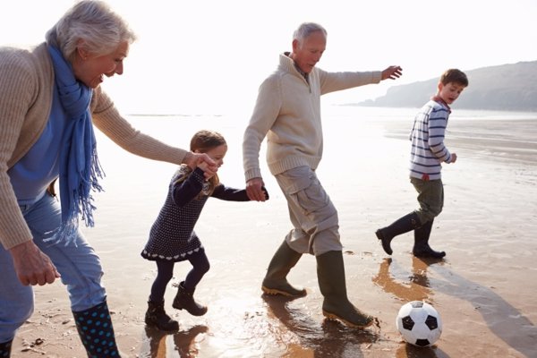 Abuelos jugando con sus nietos