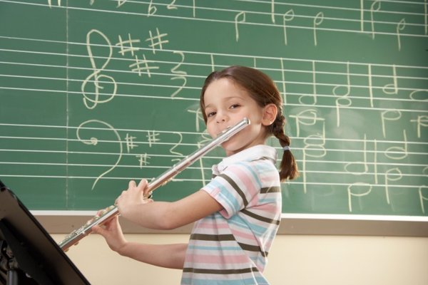 Niña tocando un instrumento musical