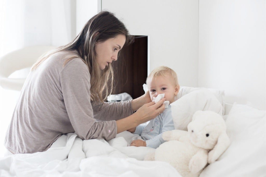 Toda la familia debe velar por proteger a los pequeños ante la amenazada de gripe.