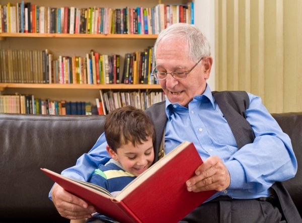 Abuelo leyendo con su nieto