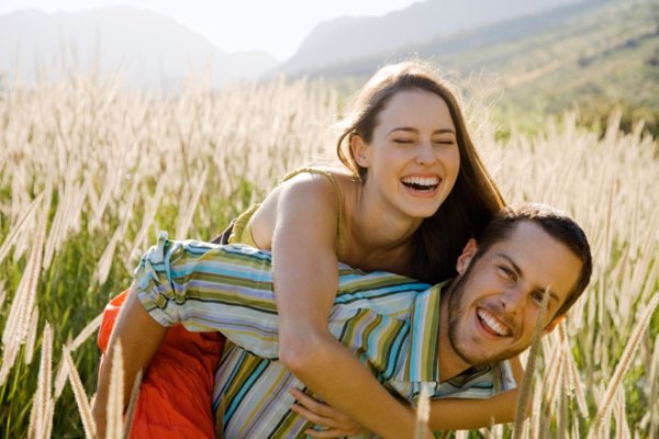 Pareja joven feliz