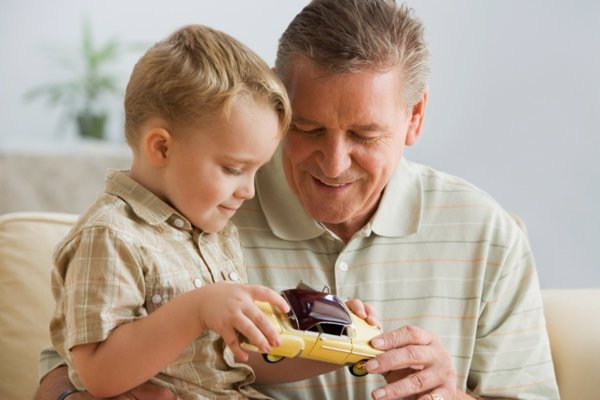 Relación de complicidad entre abuelo y nieto