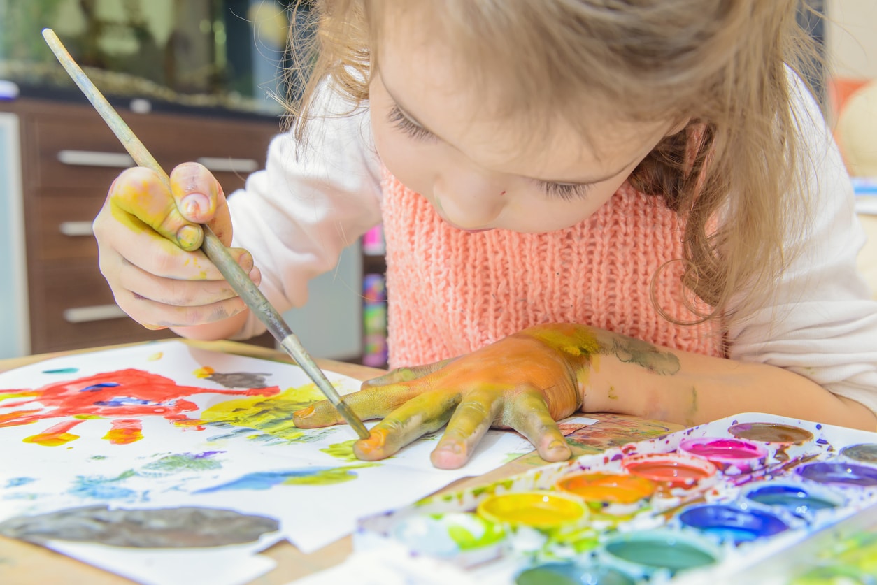 Rodear a los niños de colores