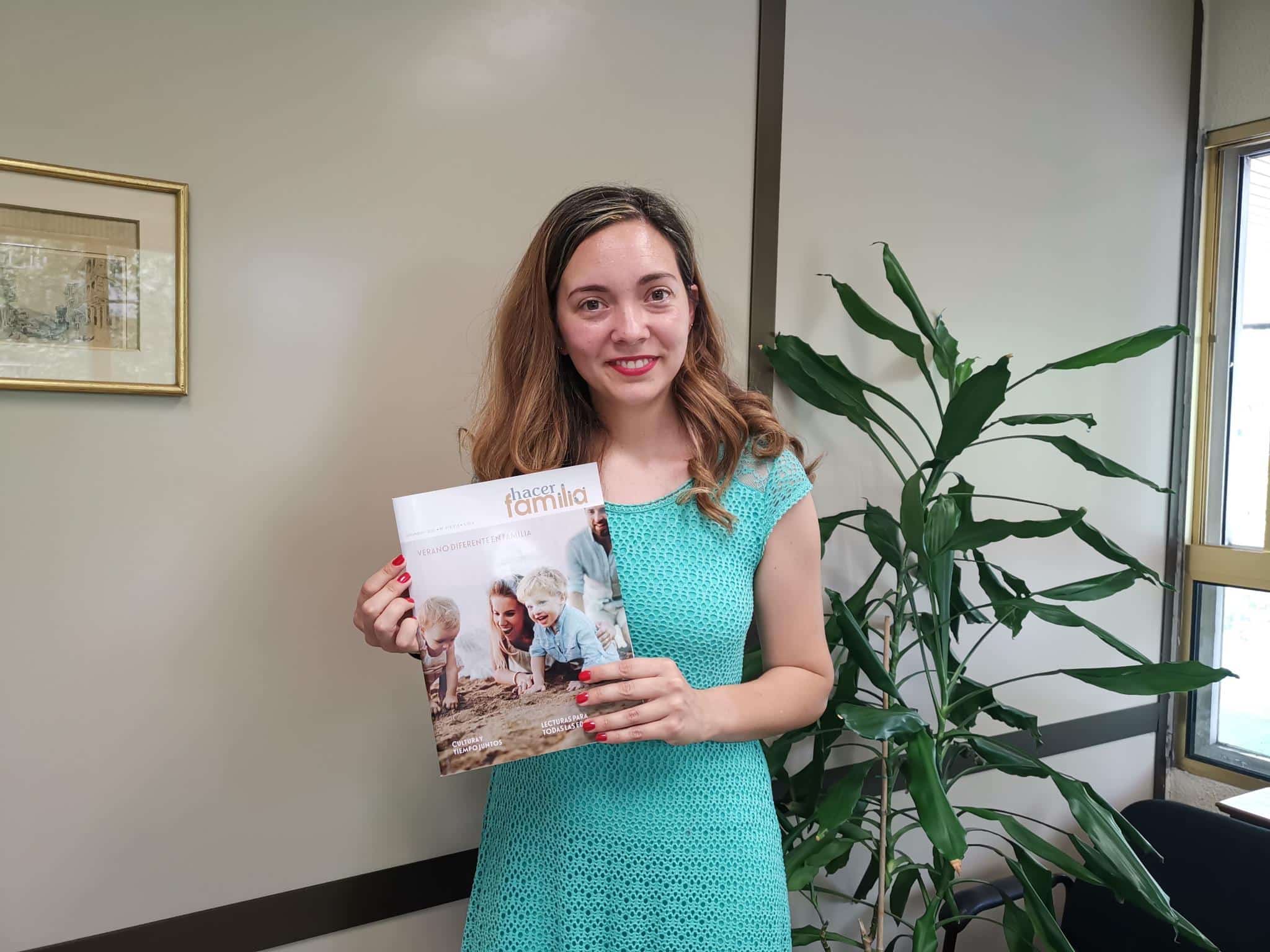 Elisa Molina con la revista Hacer Familia