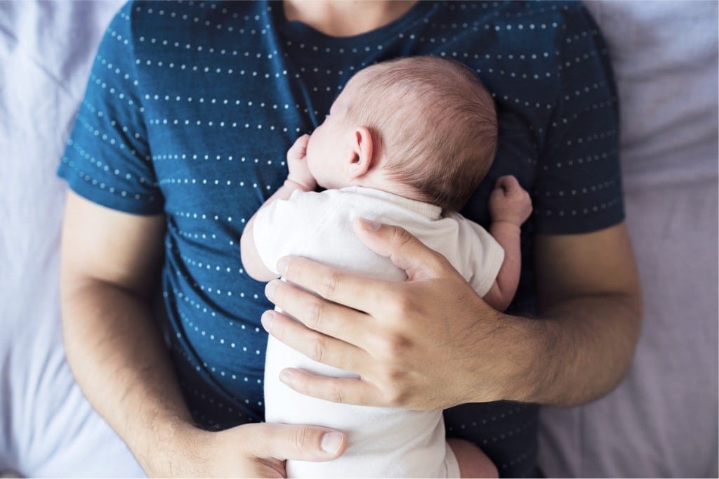 La depresión postparto afecta por igual a hombres que a mujeres.