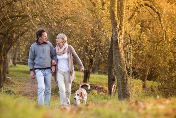 Pareja paseando por el campo