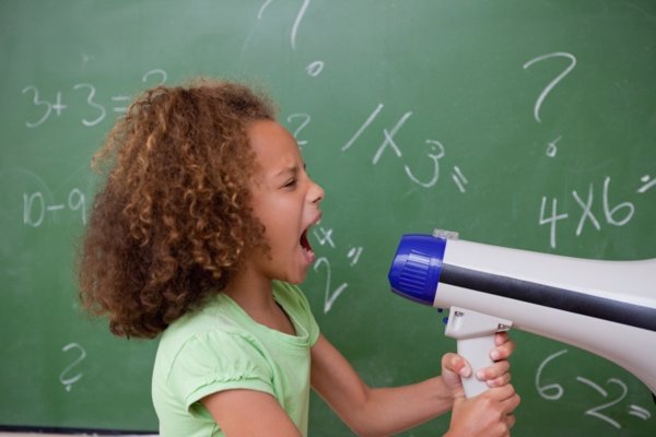 Una niña dando órdenes