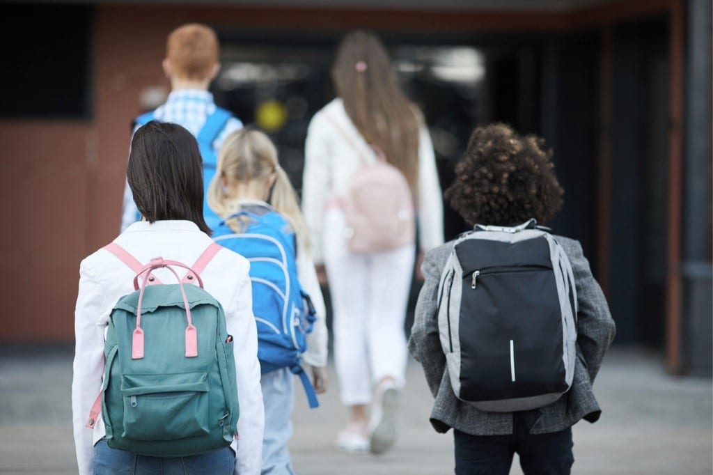 El ejercicio en época escolar es una de las claves contra el dolor de espalda generado por la rutina académica,