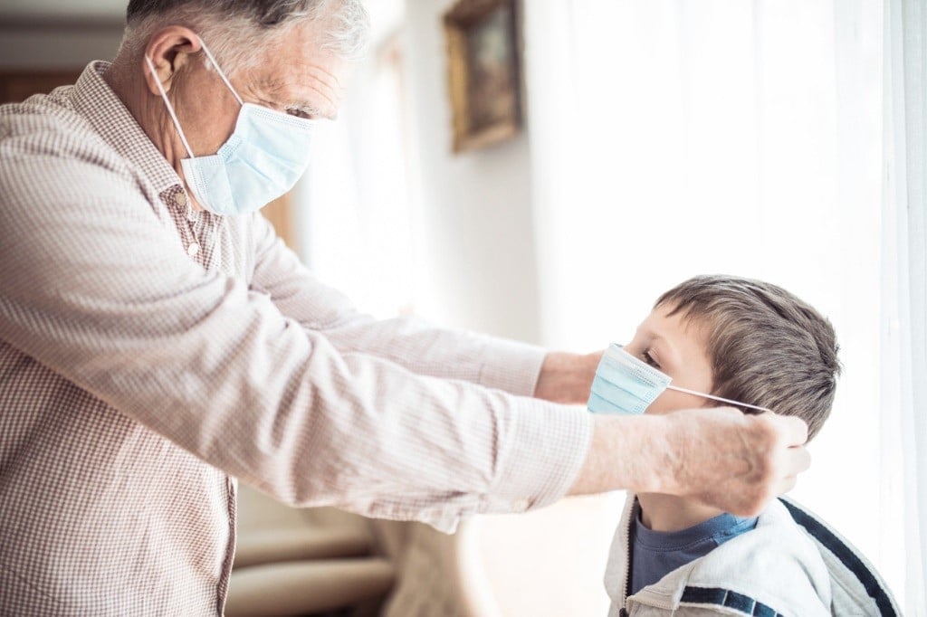 Los abuelos y el cuidado de los nietos seguirán presentes en la vuelta al cole del 2020 marcado por la Covid-19, hay que aprender a cuidar de su salud.