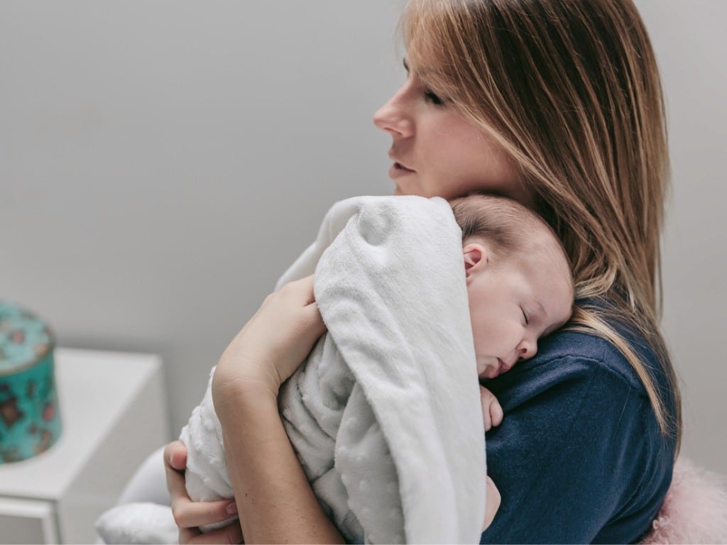 Estar en lo brazos de los padres es el mejor calmante para los hijos y para los padres.