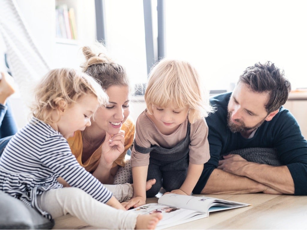 La lectura de cuentos en familia tiene grandes beneficios para los niños.