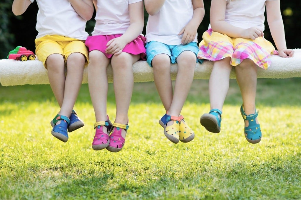 Los errores que debes evitar  a la hora de cuidar los pies de tus hijos en verano.