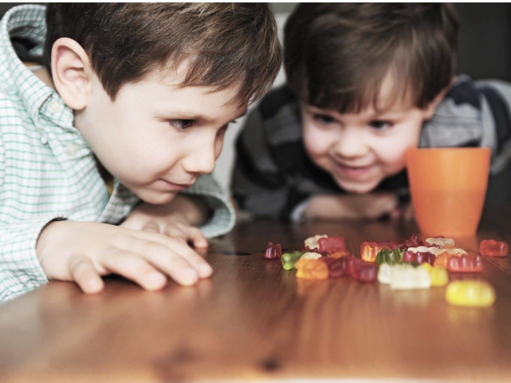 Descubre cómo enseñar a tus hijos un consumo responsable de golosinas.