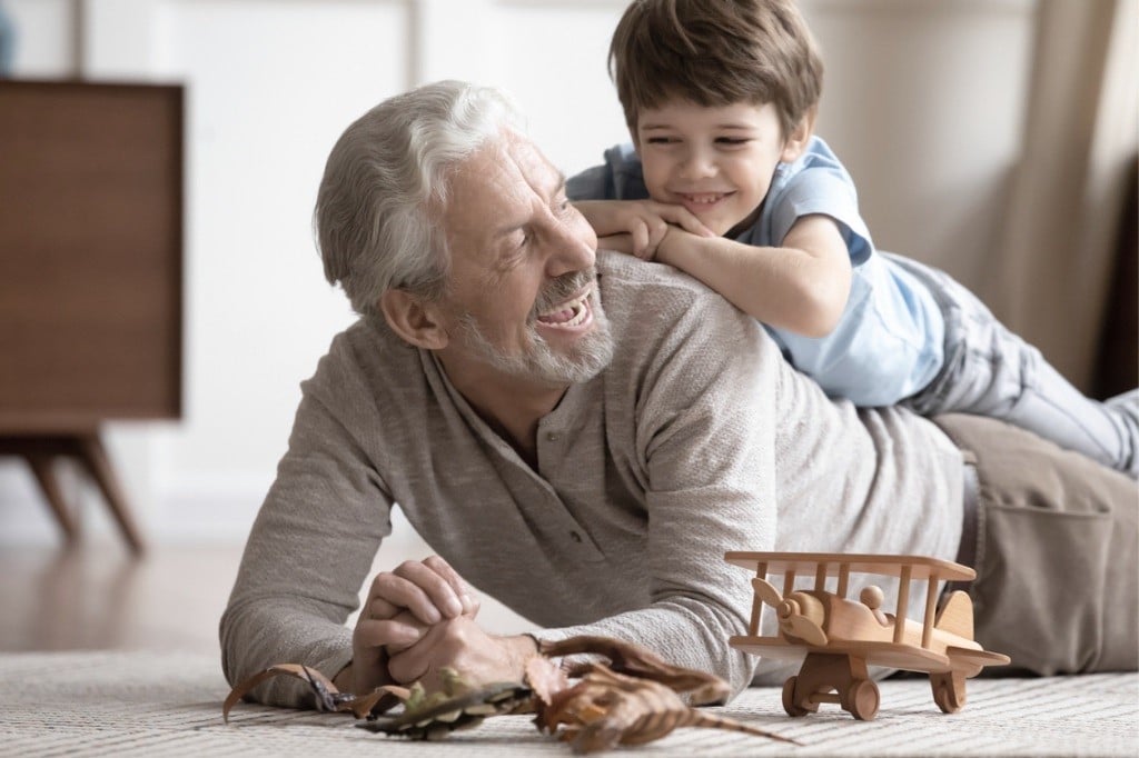 Los abuelos siguen ayudando a que los hogares funcionen