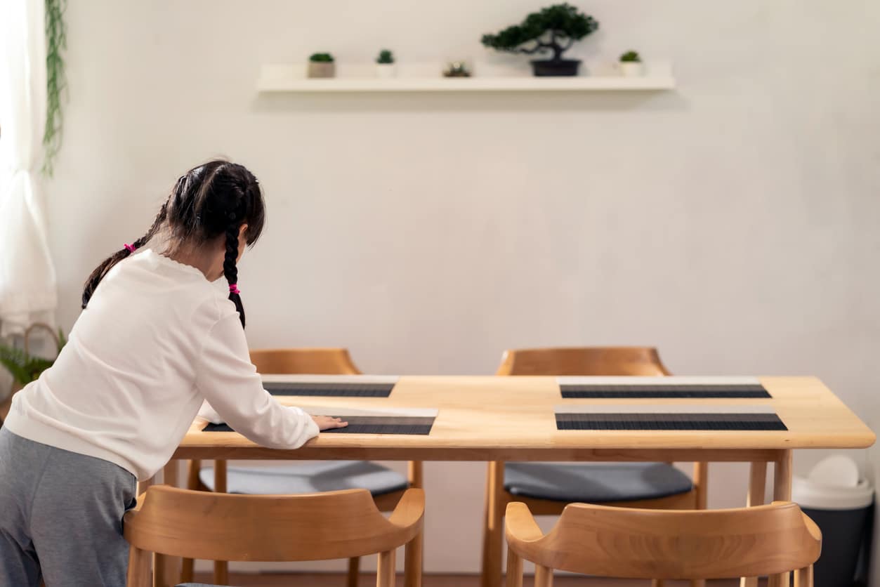 Niños poniendo la mesa