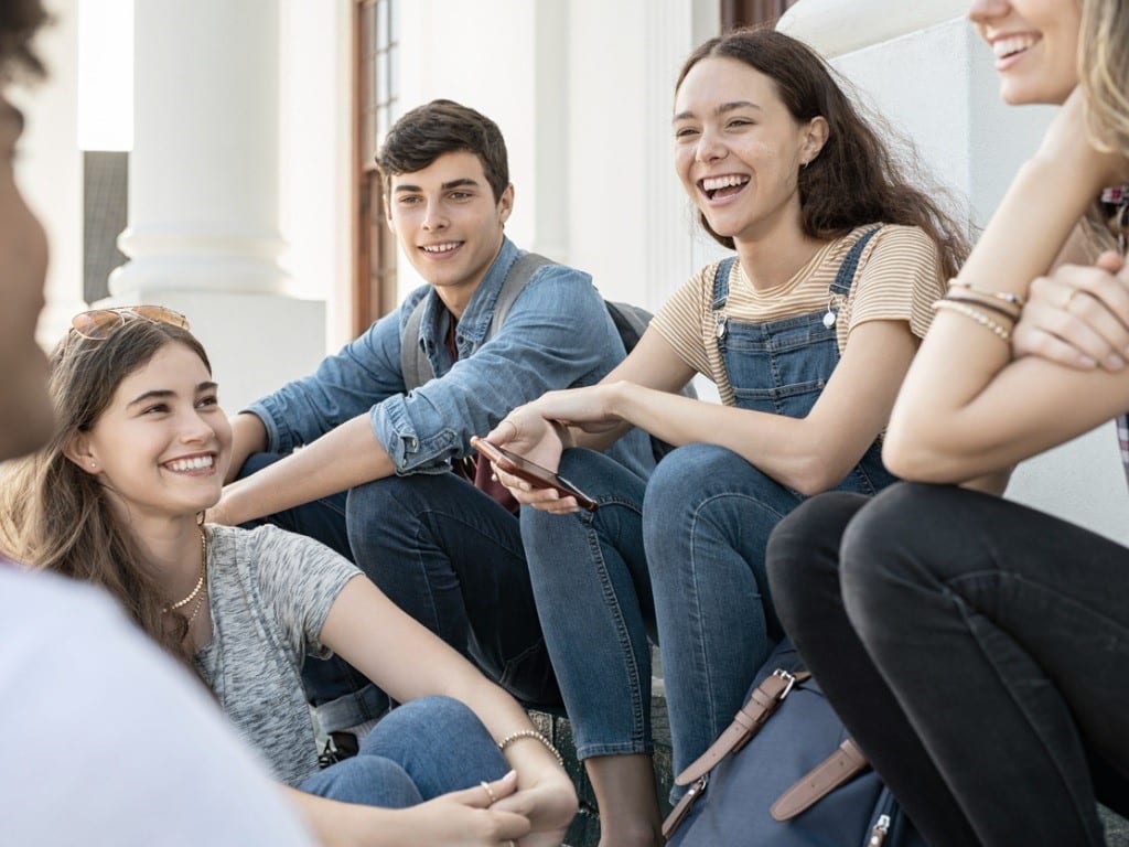 Así podrás cultivar las amistades sanas en tus hijos adolescentes.