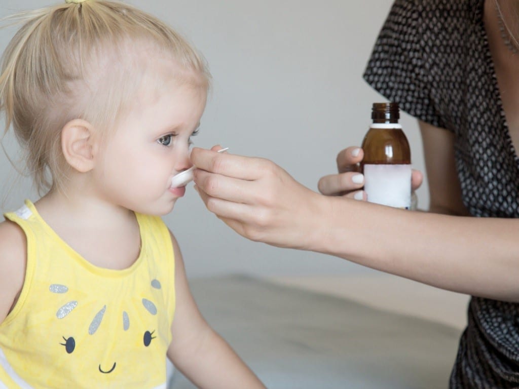 Estos son los errores que puedes estar cometiendo al medicar a tus hijos y los consejos para evirtarlos.