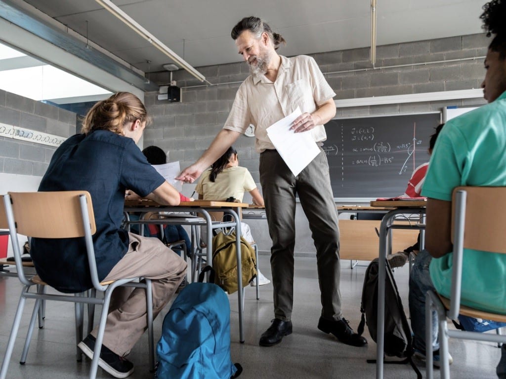 Aprende cómo debes tratar las reuniones con el profesor de tus hijos.