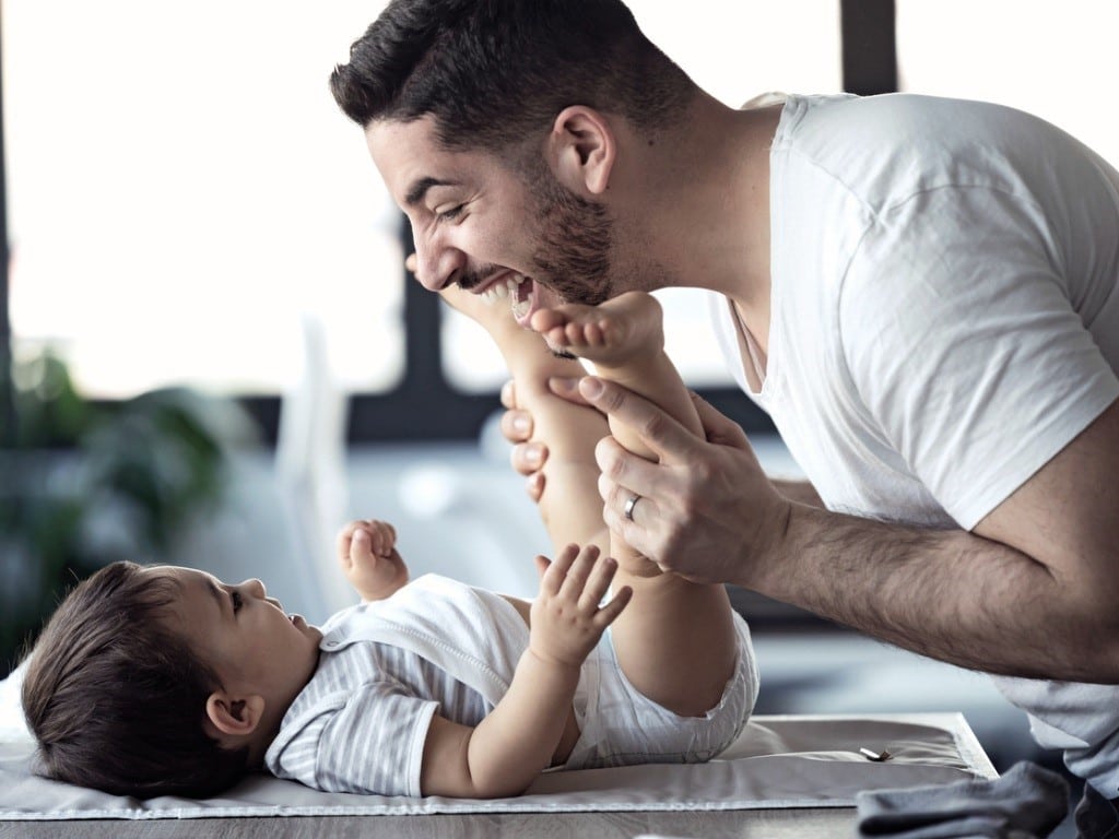 Estos son grandes consejos para que tu hijo recién nacido aprenda mientras se divierte jugando con sus padres.