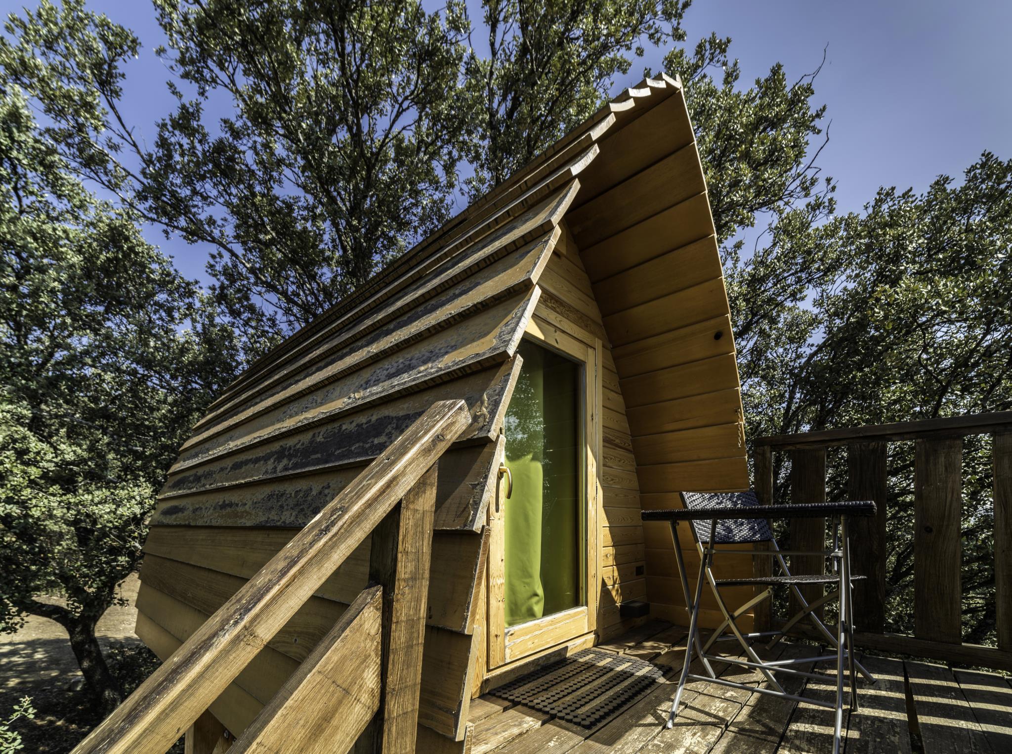 Dormir en una cabaña en un árbol