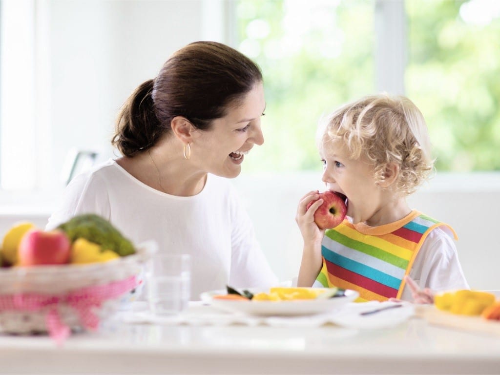 Estos son los mejores consejos para dotar a tus hijos de la autonomía a la hora de sentarse en la mesa.