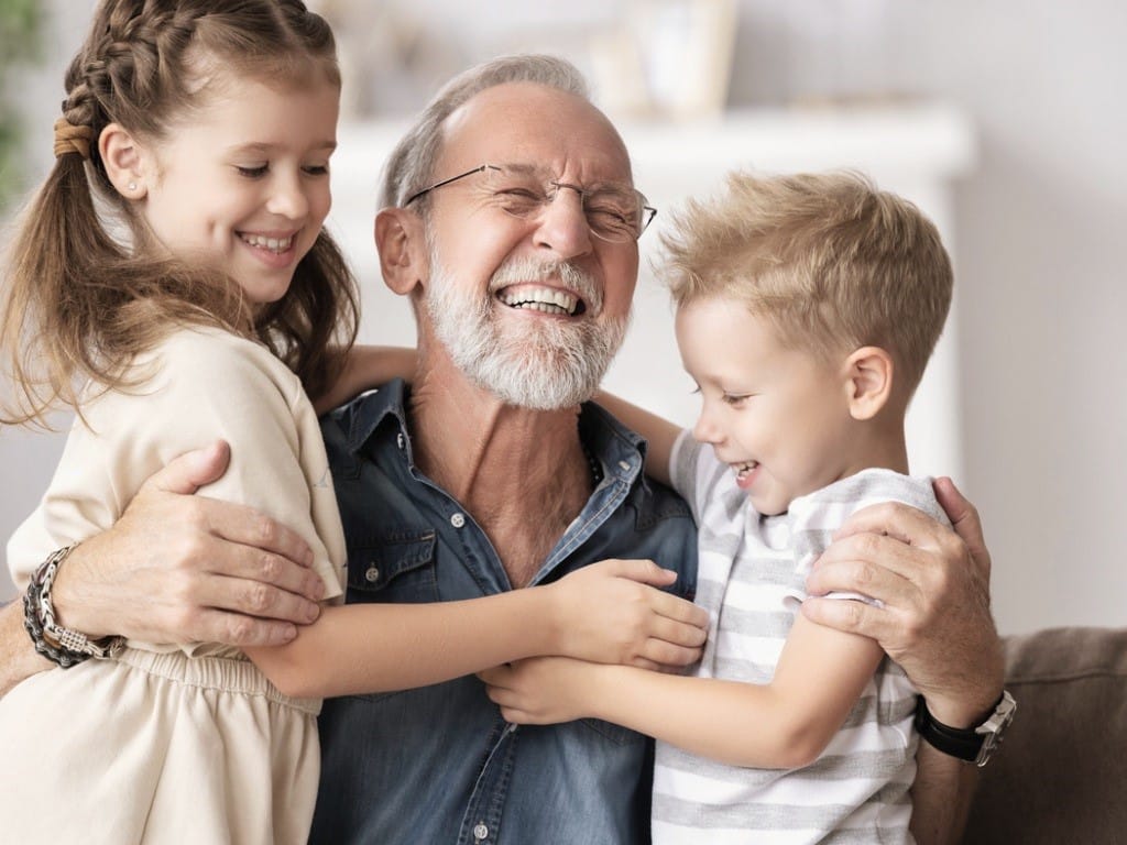 Los abuelos se benefician mucho de la presencia de los nietos en su vida.