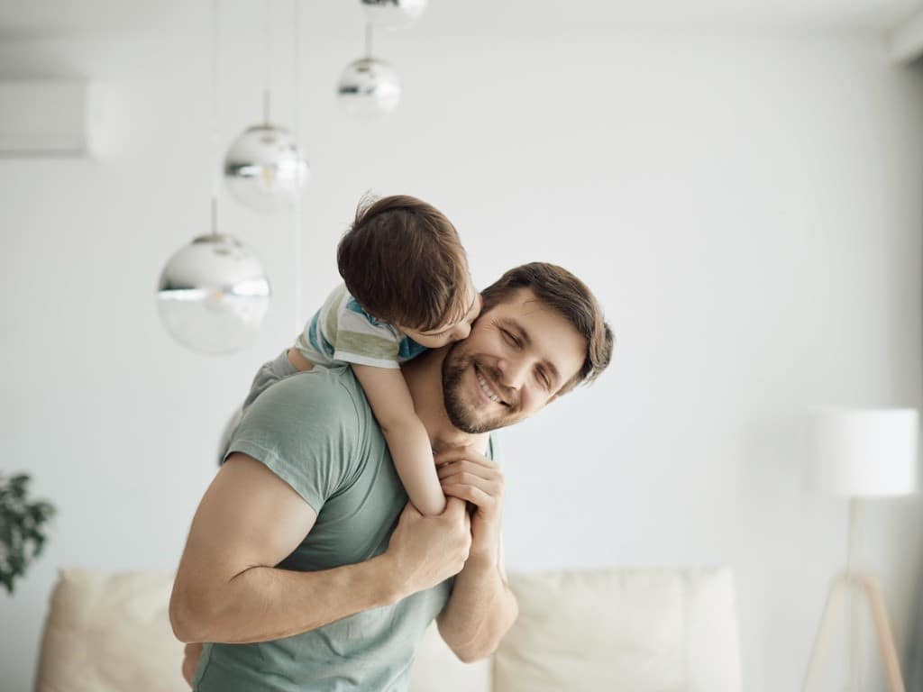 Los padres españoles están entre los más protectores, según un nuevo estudio.