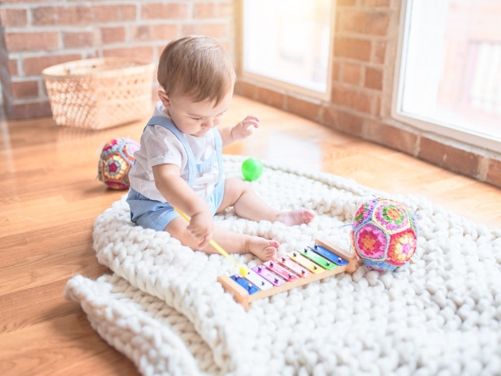 Así debes preparar tu hogar para la llegada de un bebé, según el método Montessori.