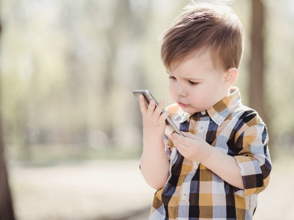 Este verano las nuevas tecnologías nunca deben ser las encargadas del cuidado de tus hijos.