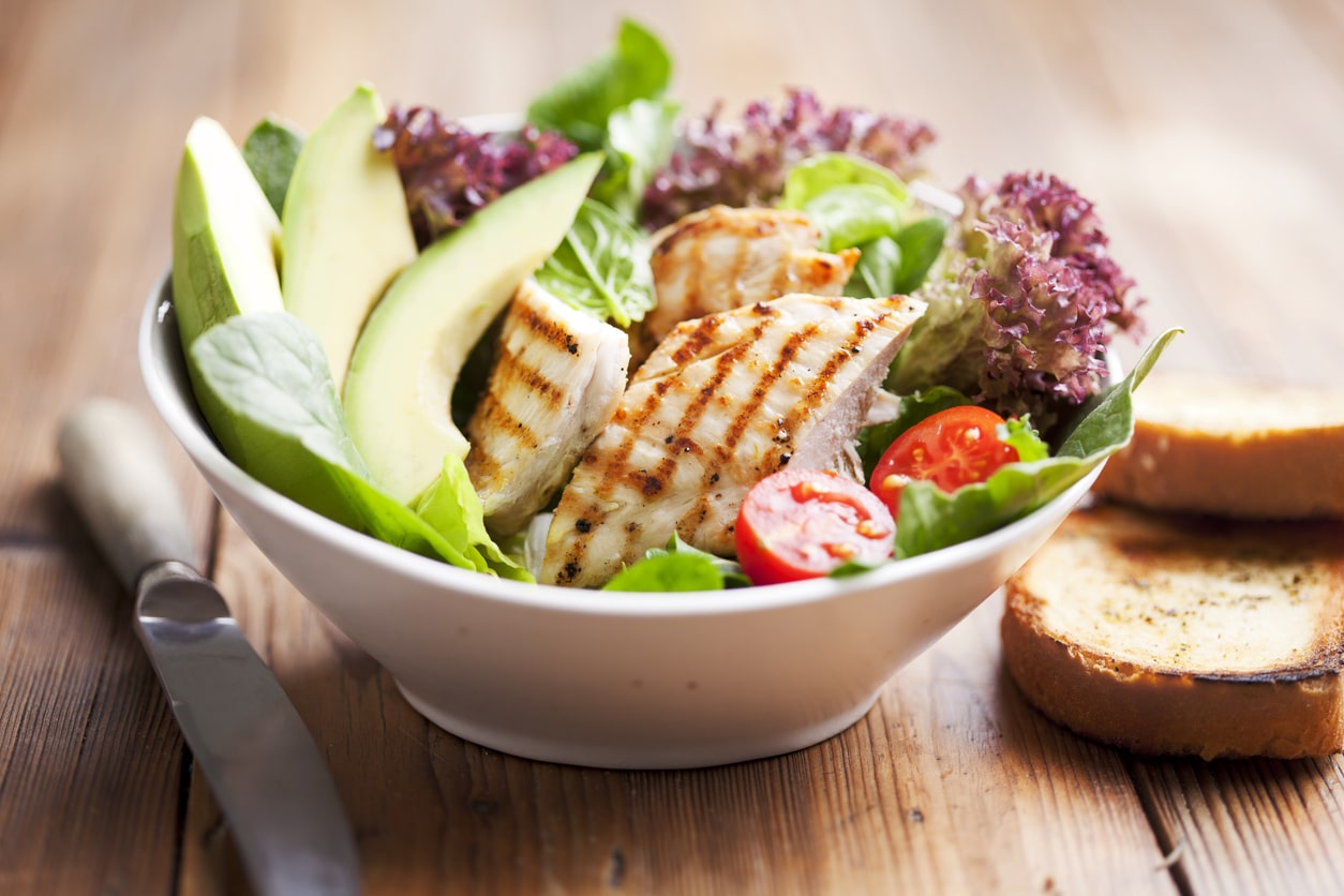 Ensalada de pollo a la parrilla con aguacate