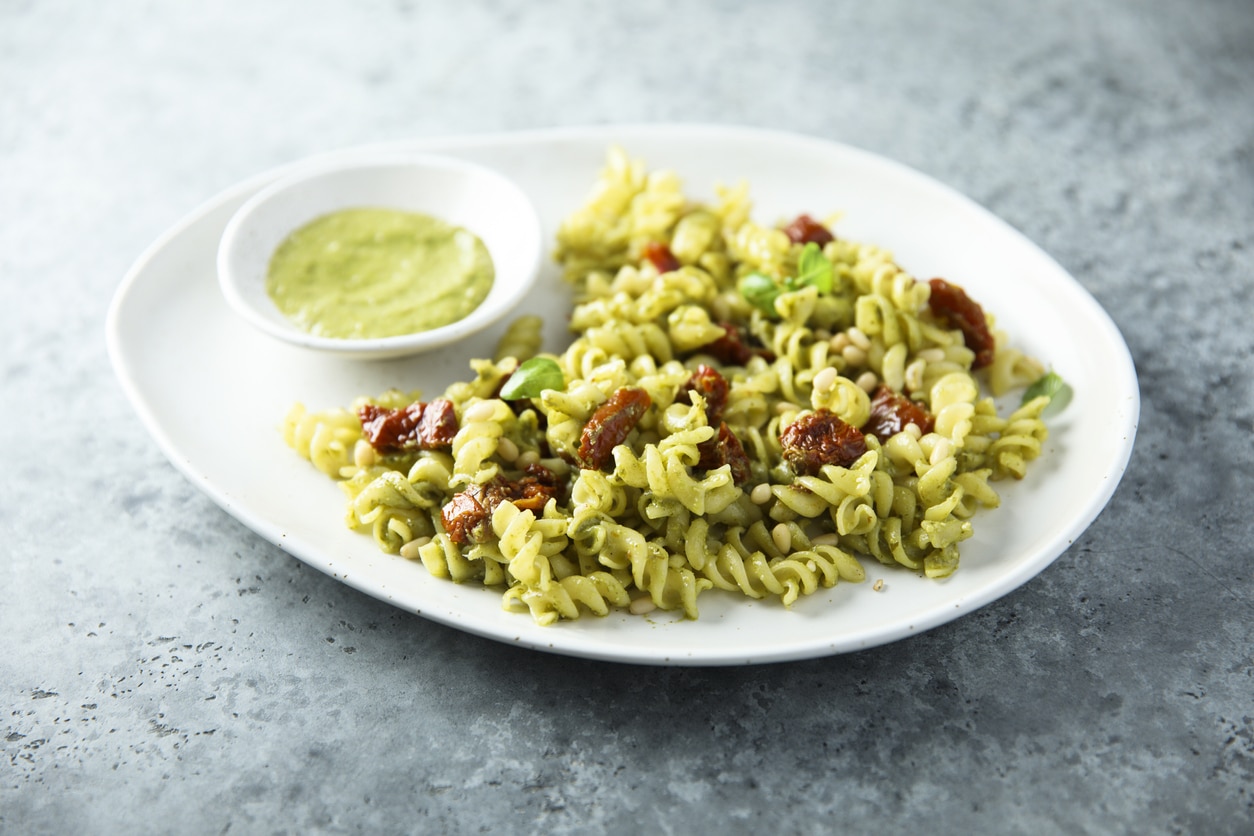 Ensalada de pasta con pesto