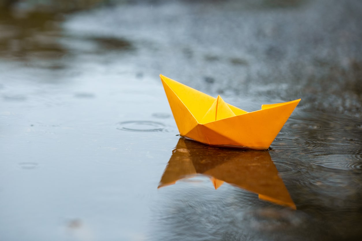 Carrera de barcos de papel