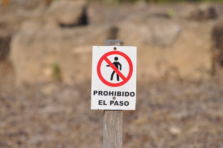 cartel de prohibido el paso