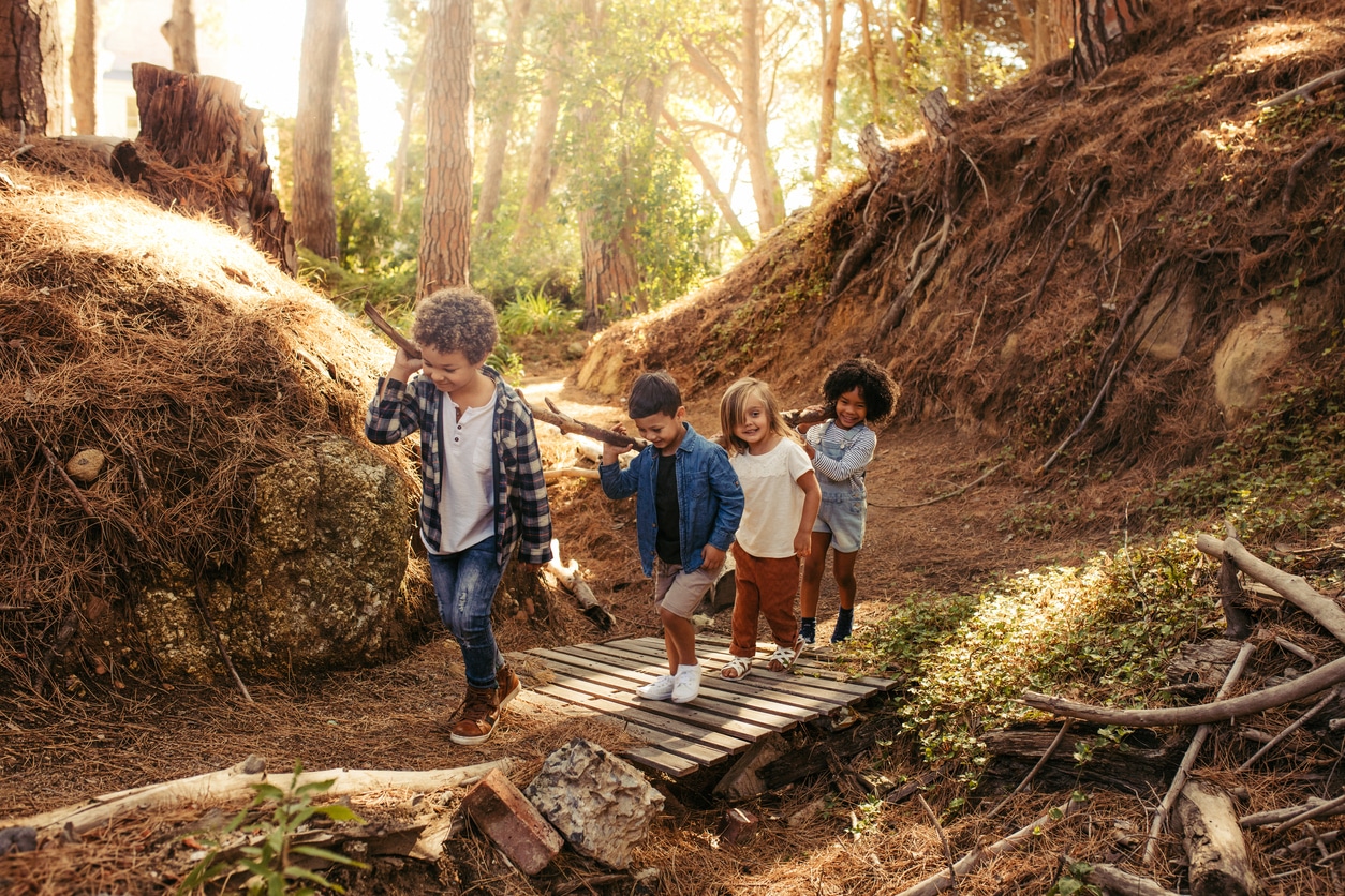 El final de la infancia y toda la adolescencia están marcados por la importancia clave de las amistades. El grupo de iguales se convierten en referencia absoluta para los hijos y tienen un papel fundamental en el proceso de socialización. Pero no siempre nos gustan los amigos de nuestros hijos. Y sin embargo, estamos en una etapa en la que ya no podemos organizar su vida, solo utilizar algunos trucos para saber algo más, estar más tranquilos y dar alternativas valiosas para que tengan otras opciones si todo falla. Abre las puertas de tu casa, aunque sea un jaleo Así los conoces y tienes información de primera mano. Además, se establece un vínculo de confianza que tus hijos agradecen. Ofrécete para traerlos y llevarlos en coche. Como se ponen a hablar detrás y se olvidan de que estamos ahí, nos enteramos de mucha información relevante. Si no te gustan unos amigos, ofrece alternativas para que puedan cambiarlos A veces están atrapados en un grupo de amigos que ni a ellos les gustan pero los mantienen por no quedarse solos. Si tienen plan b, es más fácil que cambien. Fomenta que tengan amigos en diferentes ámbitos para que elijan Aunque tengan sus mejores amigos, es bueno que se abran a distintas opciones en el colegio, el barrio, la parroquia o las extraescolares. No les prohíbas categóricamente ir con alguien porque lo harán a escondidas Mejor interésate por esa persona más complicada y comprueba hasta dónde llegan tus hijos que, a lo mejor, solo intentan ayudar.