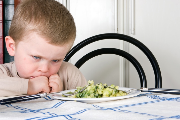 Un niño que no quiere comer verduras