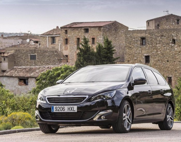 04/12/2014 Nuevo Peugeot 308 SW, Coche Familiar 2015.

nuevo Peugeot 308 SW se ha erigido vencedor en los premios Car & Driver, otorgados por el Grupo Hearst, en la categoría 'Coche Familiar 2015'. Este galardón se basa en el reconocimiento de atributos como la imagen, la seguridad, su capacidad de carga o la habitabilidad.

SOCIEDAD
PEUGEOT