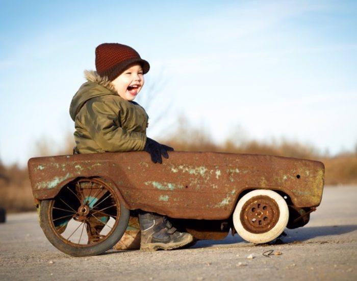 28/12/2015 Ford monta coches de juguetes por un día.

las personas mayores fueron al principio niños aunque pocas de ellas lo recuerden". Eso nos dice El Príncipito de Saint Exupery. A quienes no se les olvida esta premisa es a los trabajadores de la fábrica de coches Ford en Valencia, que durante un día entero no solo hicieron coches para los adultos sino también para los más pequeños. La seguridad de los juguetes es uno de los temas más sonados en Navidad y uno de los valores que junto a la ilusión se exaltan a partir de esta iniciativa de montar coches de juguete por un día.

SOCIEDAD
THINKSTOCK