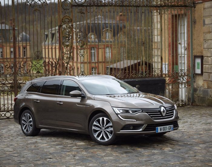 29/06/2016 Renault Talisman Sport Tourer.

enorme la aportación de la marca francesa en el segmento de los coches familiares medios, pues hace 46 años que al mercado español llegó el Renault 12 familiar, que curiosamente aún se sigue viendo en nuestras carreteras. Este modelo fue quizá el primero que abrió los ojos a los usuarios para entender las ventajas de las carrocerías familiares. Tras él llegaron otros como el Nevada o el R18 familiar. Ahora llega el turno a la versión familiar del Talisman. Su desarrollo supone todo un nuevo ejercicio de diseño, es distinto y con una imagen propia, atractiva desde el exterior y muy funcional en el interior.

SOCIEDAD
RENAULT