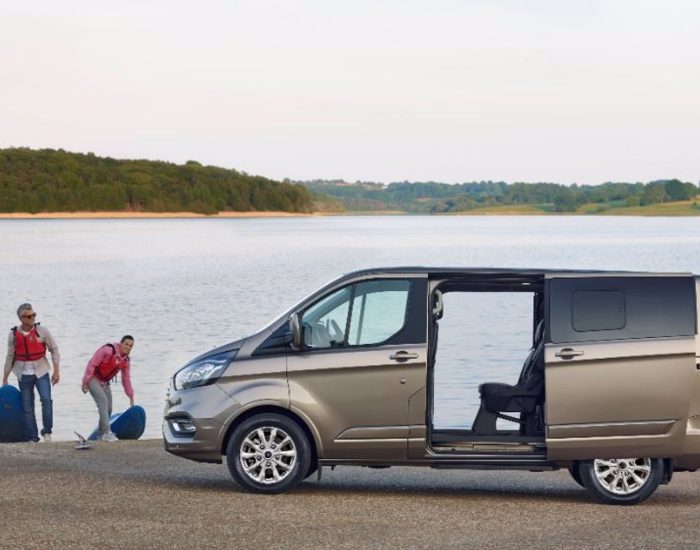 31/05/2018 Ford Tourneo Custom.

hablamos de que un coche es funcional a veces caemos en la tentación de pensar que se trata de un vehículo sobrio, en el que todo se ha dispuesto para satisfacer los valores del uso, de buena habitabilidad, capacidad para los equipajes y los objetos de uso más común, prestaciones acordes a las necesidades de los usuarios y consumo moderado. Este es un perfil que pueden cumplir muchos coches y, por supuesto, nuestro protagonista Tourneo Custom. Pero en este caso hablamos de un modelo que desde su desarrollo el fabricante le ha querido dar una dimensión mucho mayor y dotarle de las cualidades que se esperan de una berlina de alta gama.

SOCIEDAD
FORD