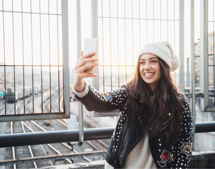 02/02/2019 Las redes sociales sirven para que los jóvenes se sientan integrados..

la crítica de la película que se verá en el cine, estar al tanto de la información, localizar datos para un trabajo académico o disfrutar de nuestra música favorita. Estos son algunos de los usos que se dan a las nuevas tecnologías. Dispositivos de los que entienden, y mucho, los más jóvenes de la casa (no por nada se les llama nativos digitales).

SOCIEDAD
ISTOCK