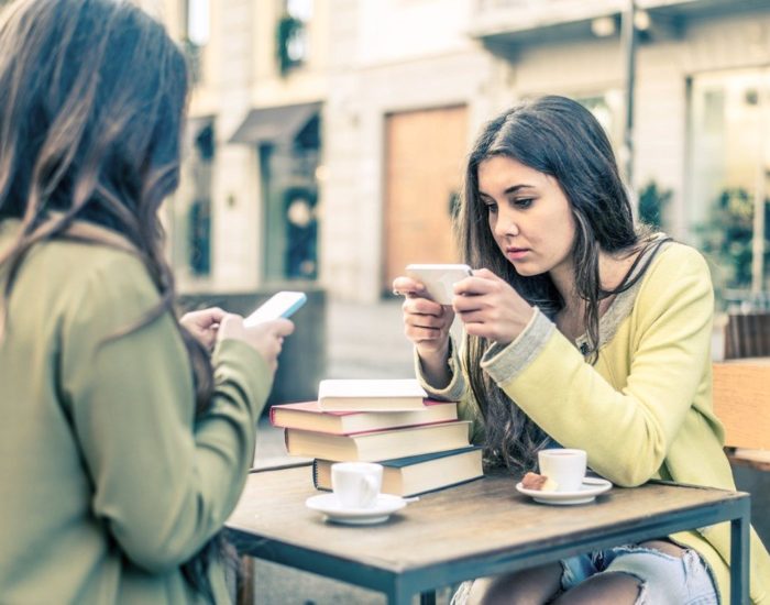 10/02/2019 El uso de las redes sociales por los jóvenes es alto..

la plaza del pueblo, o el parque frente a casa, o esa pista de fútbol cerca al hogar servían para relacionarnos con nuestros amigos. Pero la llegada de las nuevas tecnologías ha traído un nuevo escenario en donde desarrollar estas interacciones, una plataforma en donde se comparten fotos, se mandan mensajes y se organizan planes. Un uso del que dan cuenta las nuevas generaciones.

SOCIEDAD
ISTOCK