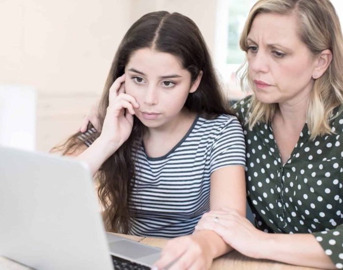 02/03/2019 Guía para padres sobre ciberbullying, cómo actuar si se detecta
.

nativos digitales son unos usuarios habituales de internet. Su presencia en las redes sociales está casi asegurada y su conexión con otras personas de su misma edad es una nota común. Coordinarse para un trabajo escolar, organizar una quedada, hablar con un pariente lejano* son sólo algunos ejemplos de para qué sirve esta vida online en las generaciones más jóvenes.

SOCIEDAD
ISTOCK