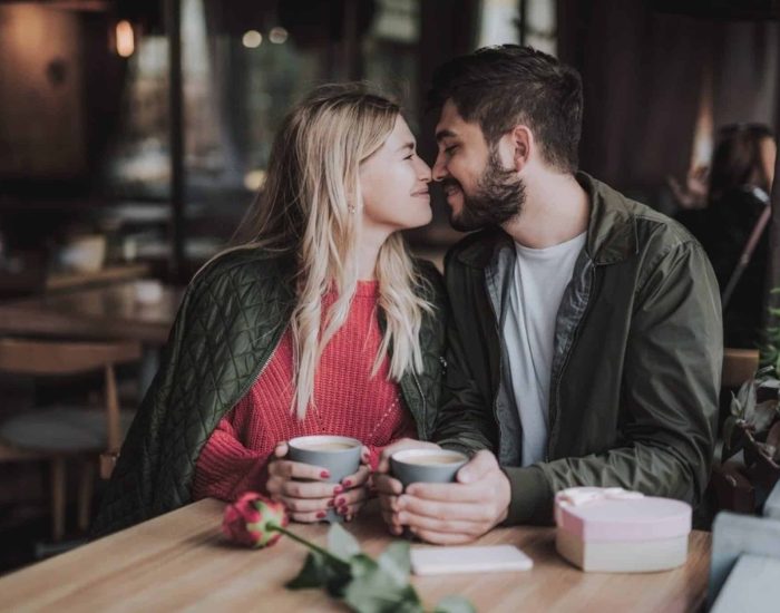 13/02/2020 Concecta de nuevo con tu pareja en San Valentín.

el momento en el que dos personas comienzan una relación es común que ambos se sientan llenos de euforia. Esto sucede porque durante la fase inicial del enamoramiento el cerebro empieza a generar grandes cantidades de endorfinas, oxitocina y dopamina, haciendo que se experimente una gran sensación de energía, felicidad y placer al mismo tiempo que se establecen unos vínculos afectivos y emocionales muy fuertes con la persona amada.

SOCIEDAD 
ISTOCK