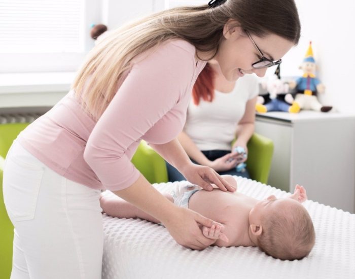 16/06/2020 Descubre los beneficios de la fisioterapia durante el posparto.

un bebé al mundo durante una pandemia mundial cambia por completo esta experiencia. Desde los protocolos durante el embarazo y el parto, hasta el seguimiento posterior, las primeras visitas médicas del bebé y la recuperación de la madre. Sergio de Magallanes, fisioterapeuta y director del centro de fisioterapia Physios, advierte que "existen una serie de factores, como el miedo a salir de casa por riesgo a un posible contagio, especialmente del bebé, que están aplazando las consultas médicas. Sin embargo, tanto la recuperación después del parto como ciertos episodios de los bebés no deben dejarse pasar a la ligera". En este campo, la fisioterapia especializada es una herramienta clave que puede ayudar, en gran medida, a prevenir o tratar las complicaciones derivadas del embarazo, el parto y el postparto.

SOCIEDAD
ISTOCK